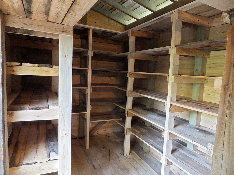 Фото 62 — Деревянные стеллажи для обуви